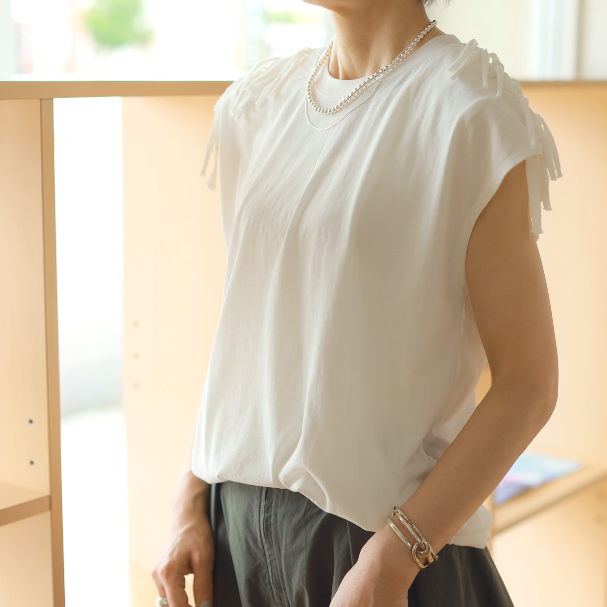 【 7/10 20:00〜！ SUMMER SALE 】YENN (イエン)　カットオフリボンショルダー カットソー