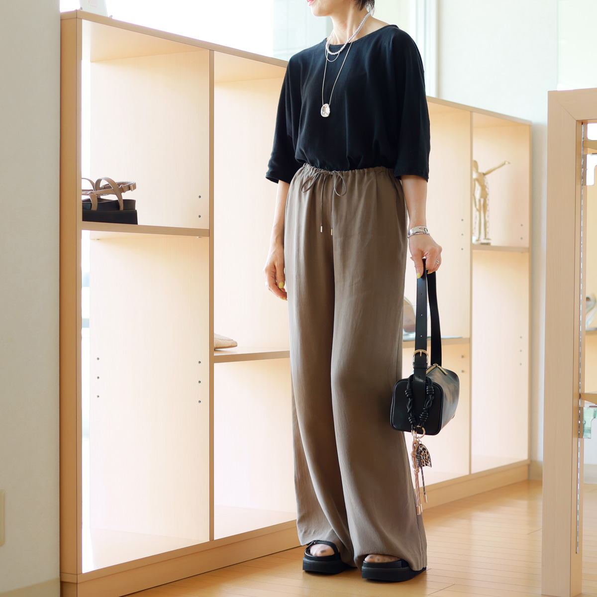 PASSIONE（パシオーネ） エアリーダルサテン イージーワイドパンツ