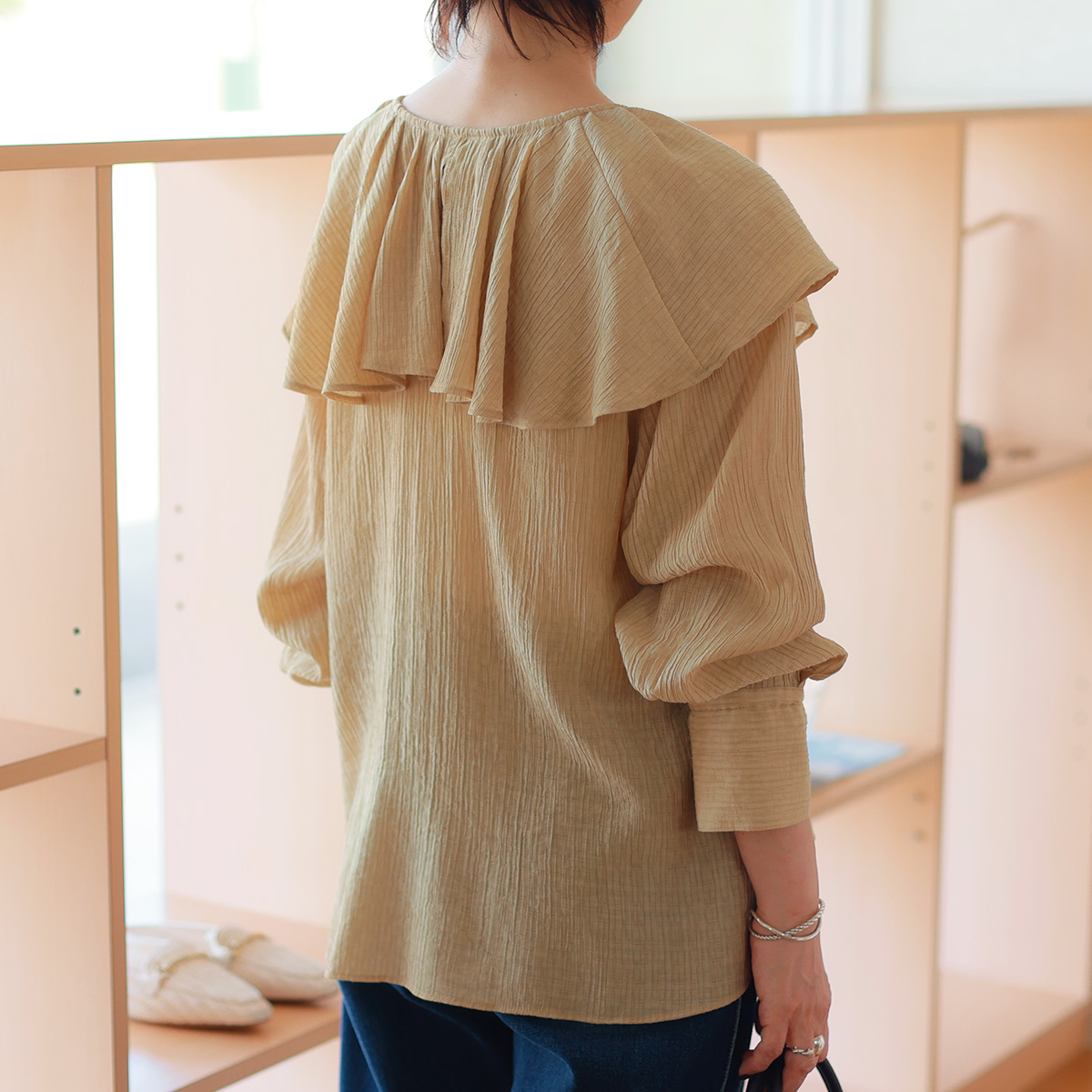 CHIGNON（シニヨン） ストライプクレープ ラッフルブラウス : planino