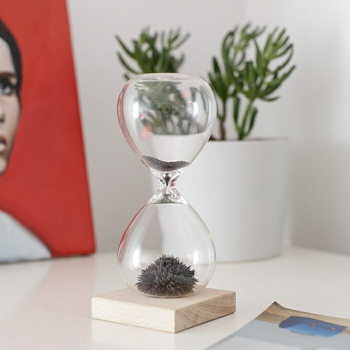 ヒューマンメイド　HEART HOURGLASS 砂時計 KIKKERLAND｜Magnetic Hourglass/砂時計 - CDC GENERAL STORE