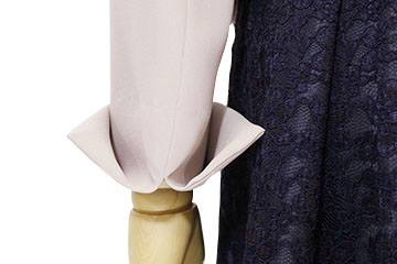 スリット入りで袖の折り返しが可能です。