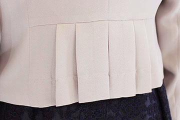 後ろ姿もオシャレなノーカラージャケット