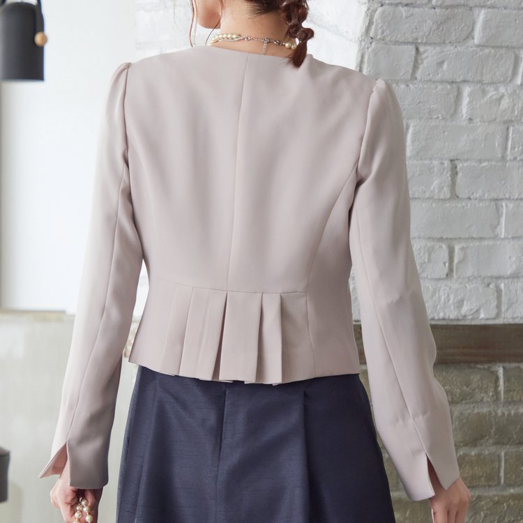 プリーツタックがおしゃれなノーカラージャケット