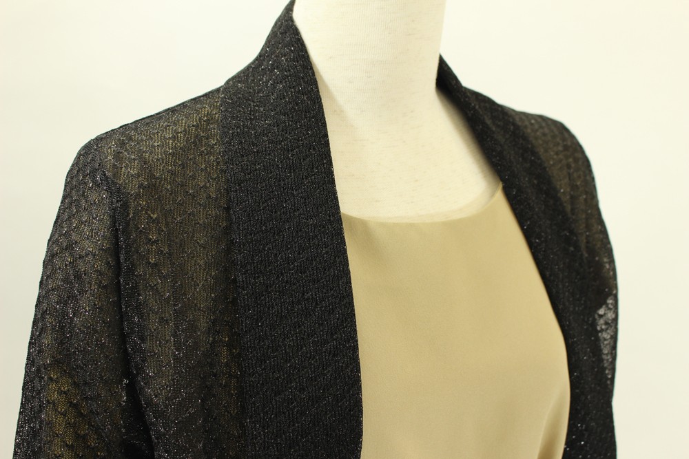 ラメの編地なので軽やかなボレロ