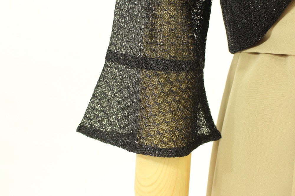 肘がしっかりと隠れる七分袖ボレロ