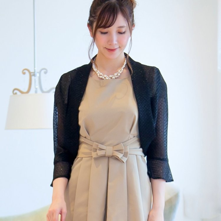 シンプルかつ華やかな七分袖ボレロ