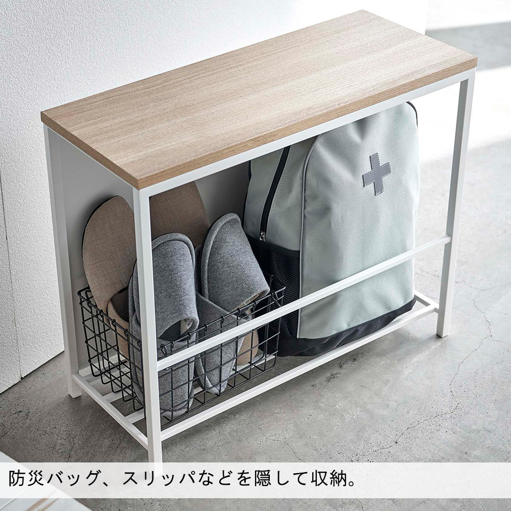 防災バッグ、スリッパなどを隠して収納。