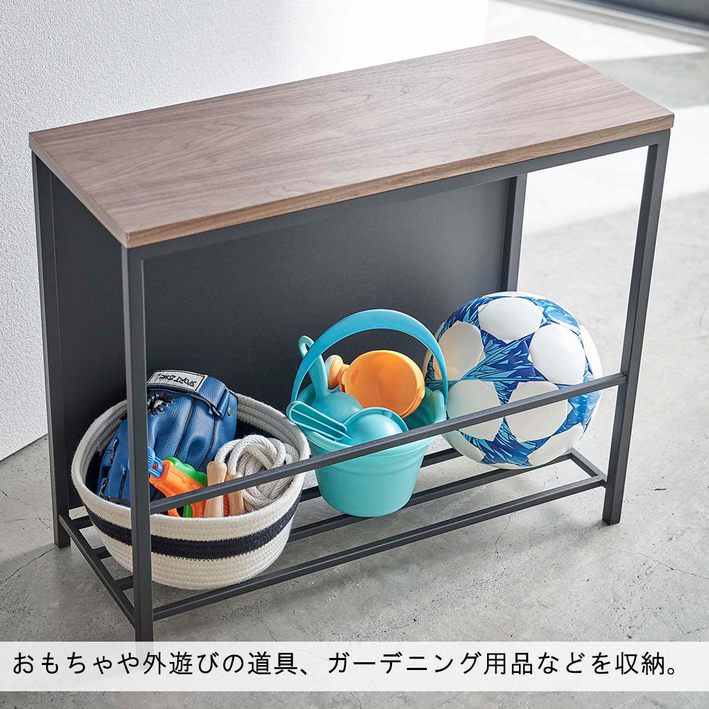 おもちゃや外遊びの道具、ガーデニング用品などを収納。