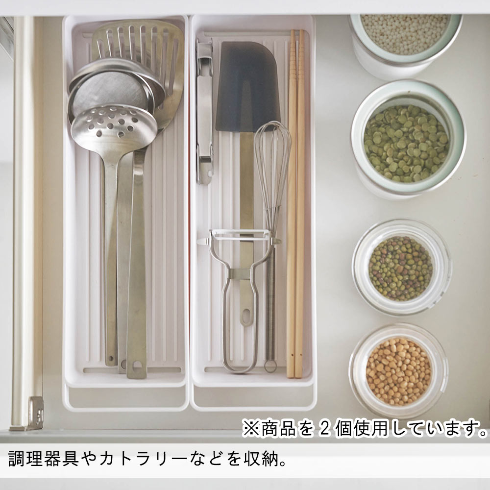 調理器具やカトラリーなどを収納。