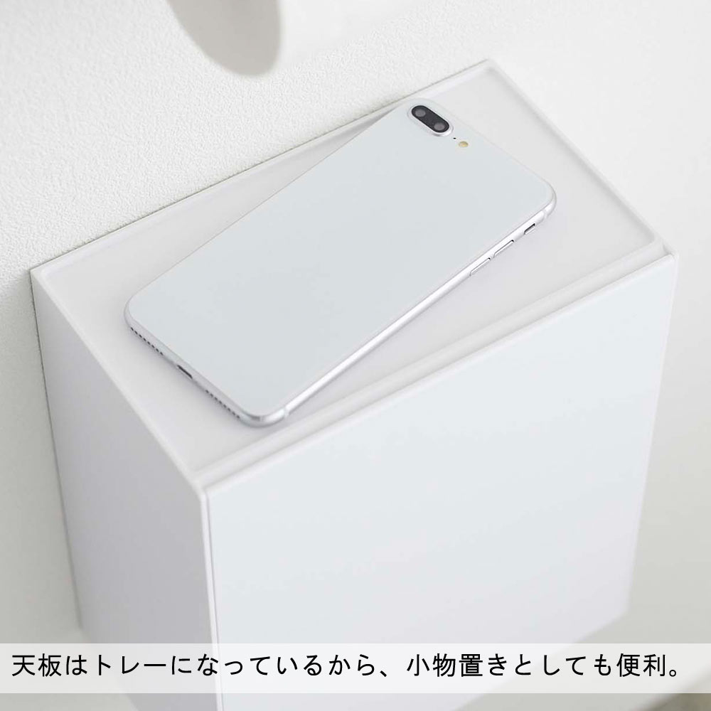 天板はトレーになっているから、小物置きとしても便利。