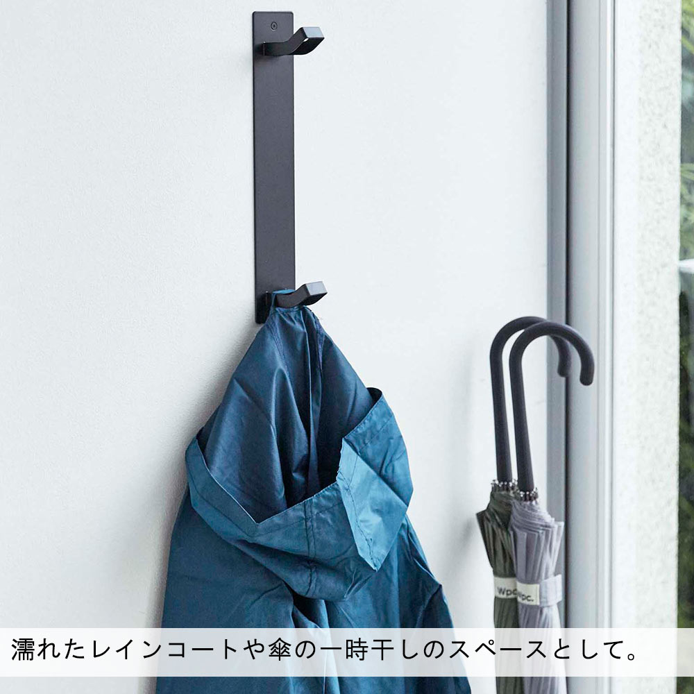濡れたレインコートや傘の一時干しのスペースとして。