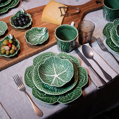 ポルトガルを代表する陶器メーカー ボルダロピニェイロのテーブル