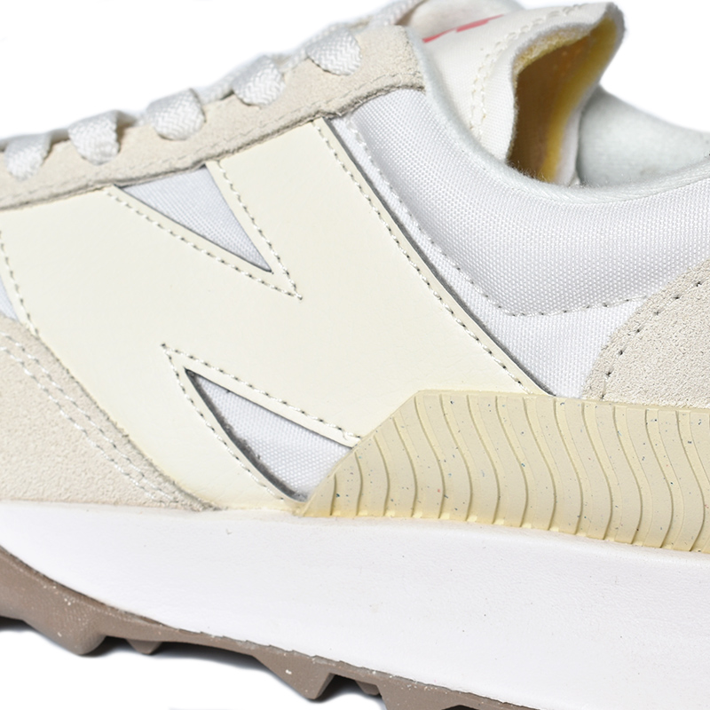 【専用ページ】new balance スニーカー ホワイト/ベージュ箱付き New Balance ニューバランス キッズ スニーカー NewBalance 9060
