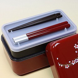 【日本製】和風 2段 お弁当箱・箸＆ベルト付き(桜市松・赤)は付属にお箸がついています。