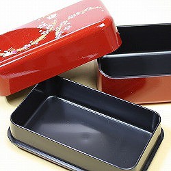 【日本製】和風 2段 お弁当箱・箸＆ベルト付き(桜市松・赤)は、２段式のお弁当箱です。