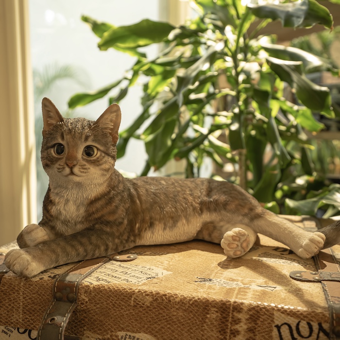 かわいい置物 横たわるサバトラ猫 ネコ 高さ17cm woobia 動物 おしゃれ 