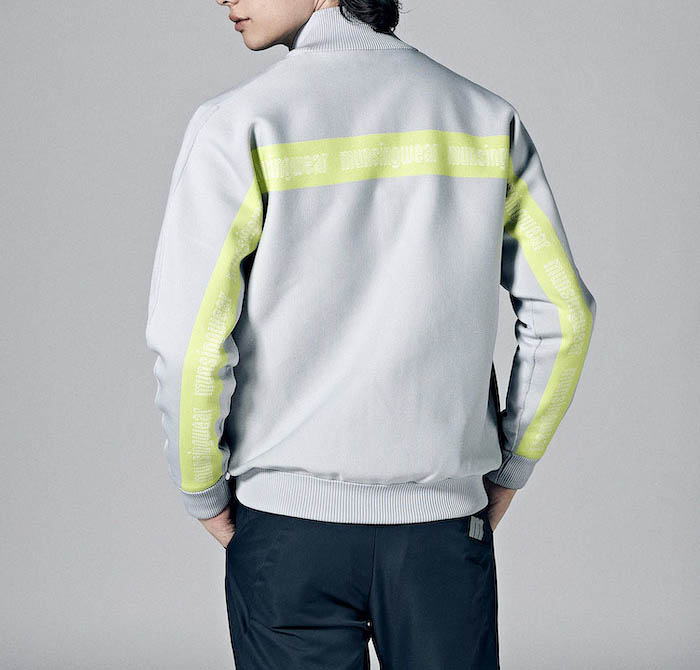 【新品】マンシングウェア ENVOY防風裏起毛ネオンロゴモックネック長袖シャツL 新品】マンシングウェア ENVOY防風裏起毛ネオンロゴモックネック長袖