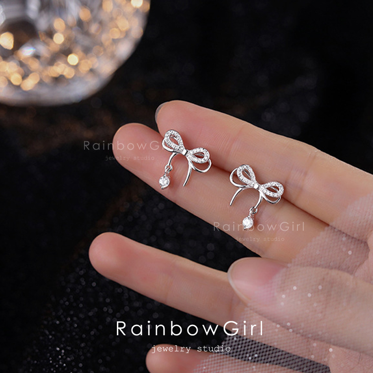 041Aw【高品質✨】ピアス　フープ　リボン　プラチナ仕上げ　かわいい　シルバー 041Aw【高品質✨】ピアス フープ リボン プラチナ仕上げ