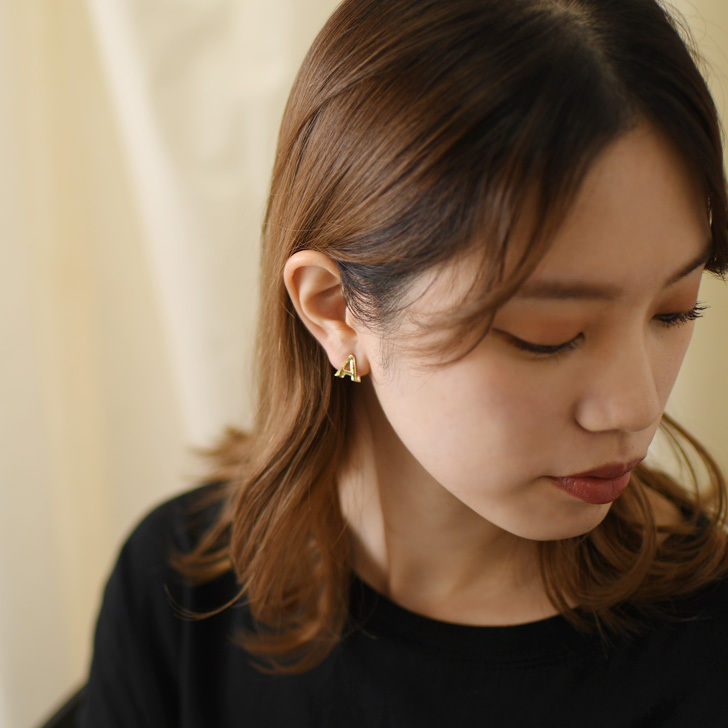 ピアス レディース 小さめ ワンタッチ アルファベット ゴールド