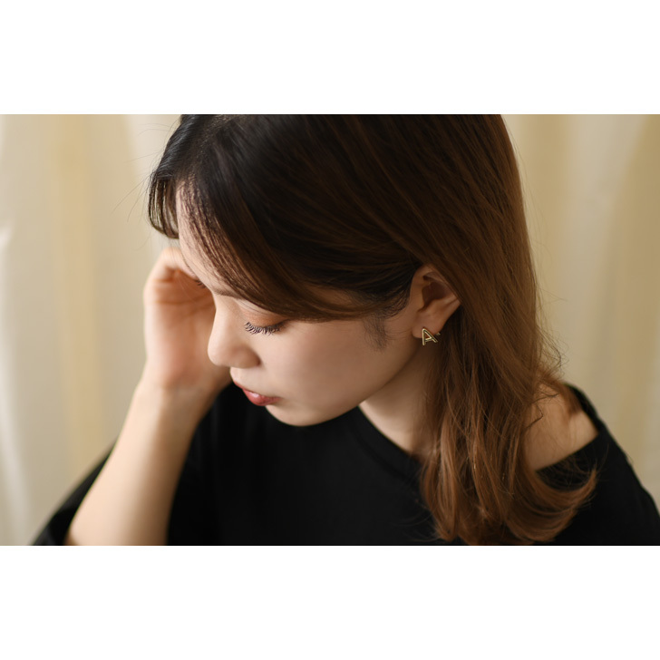 ピアス レディース 小さめ ワンタッチ アルファベット ゴールド