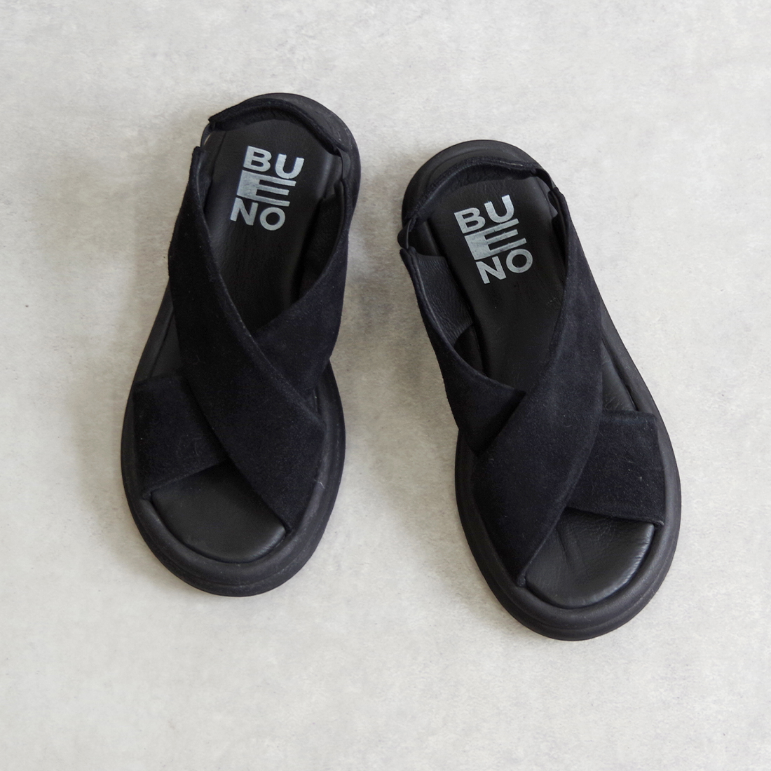 【一部予約受付中】【BUENO SHOES ブエノシューズ】 クロスベルトサンダル 【A2603】厚底 つっかけ フラット レザー 黒 ベージュ シルバーの画像