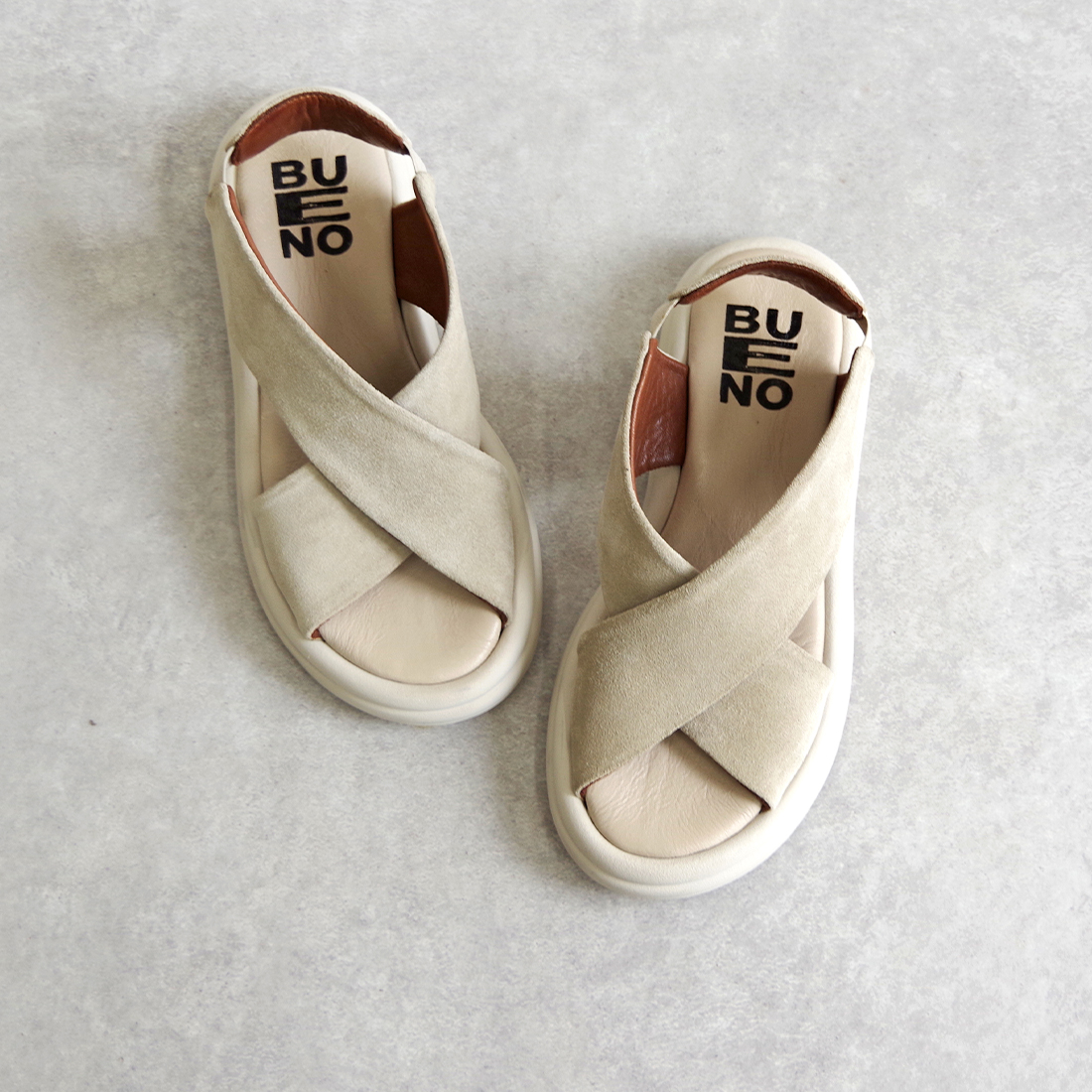 【一部予約受付中】【BUENO SHOES ブエノシューズ】 クロスベルトサンダル 【A2603】厚底 つっかけ フラット レザー 黒 ベージュ シルバーの画像