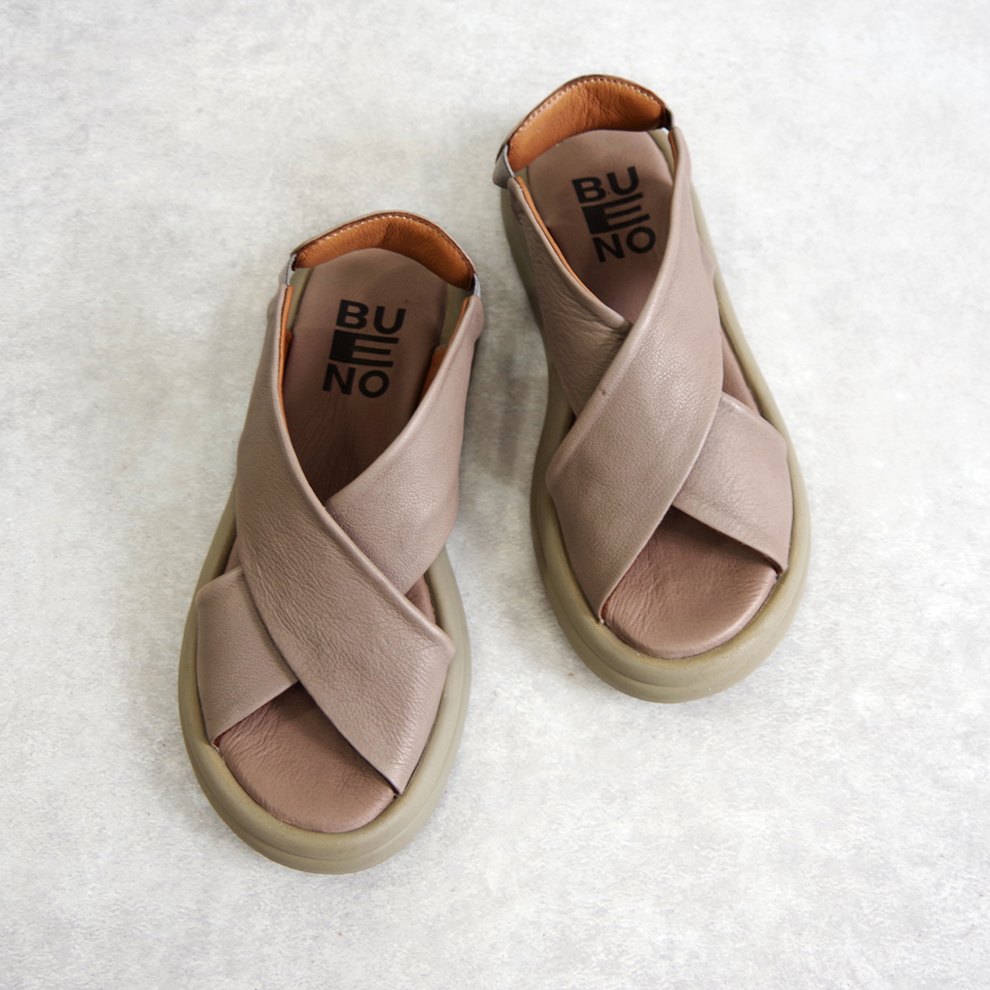 【一部予約受付中】【BUENO SHOES ブエノシューズ】 クロスベルトサンダル 【A2603】厚底 つっかけ フラット レザー 黒 ベージュ シルバーの画像