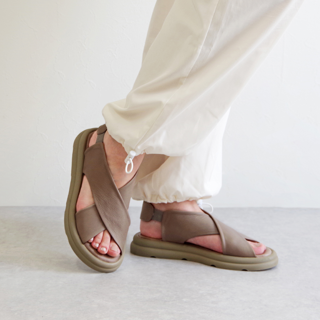 【一部予約受付中】【BUENO SHOES ブエノシューズ】 クロスベルトサンダル 【A2603】厚底 つっかけ フラット レザー 黒 ベージュ シルバーの画像