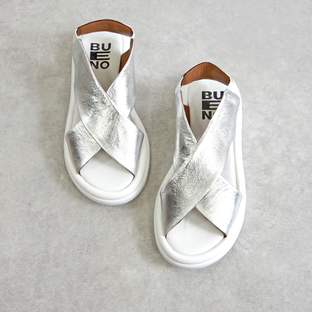 【一部予約受付中】【BUENO SHOES ブエノシューズ】 クロスベルトサンダル 【A2603】厚底 つっかけ フラット レザー 黒 ベージュ シルバーの画像