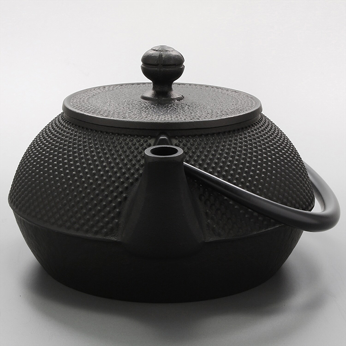 南部鉄器 鉄瓶 アラレ 急須 7型 7号 岩鋳 0.9L 日本製 鉄瓶兼用急須 IH 直火 鉄分補給 4人〜5人向け 釜敷 鉄分 正規品 鉄瓶急須レビュー記入でラッピング無料 関連画像5