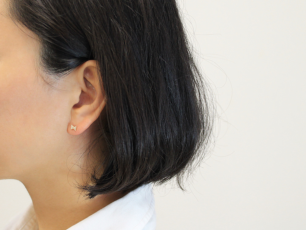 片耳販売】 K18 リボンタイ ダイヤモンド ピアス 小さな存在感