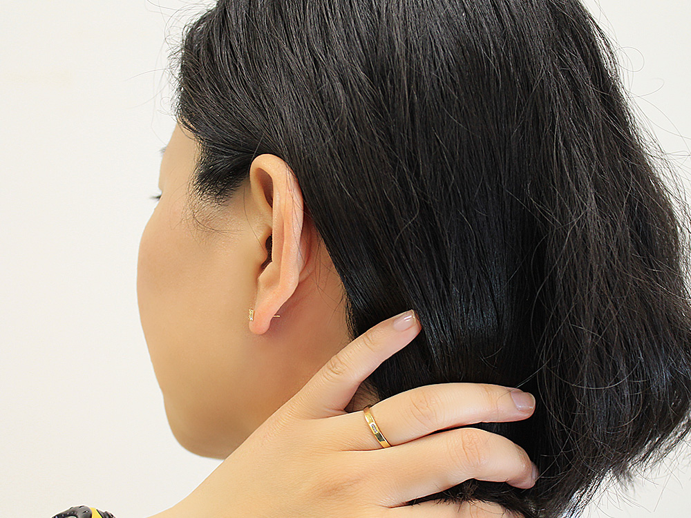 片耳販売】 K18 リボンタイ ダイヤモンド ピアス 小さな存在感