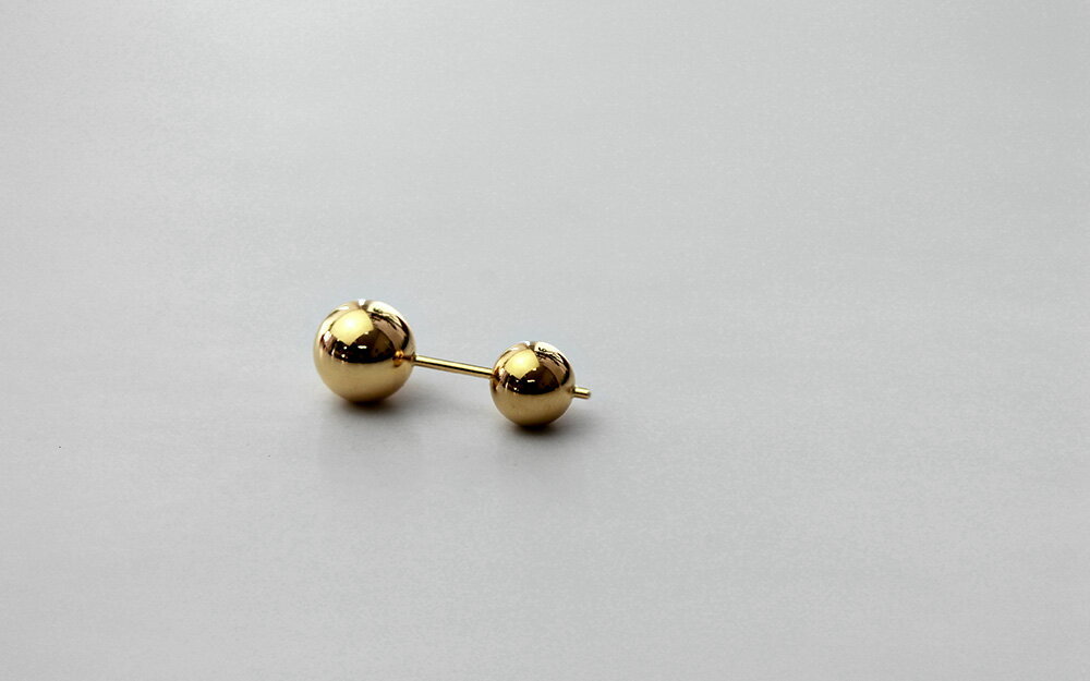 K18 ミロワール スタッド ピアス 7mm 球体ピアスは着るものを