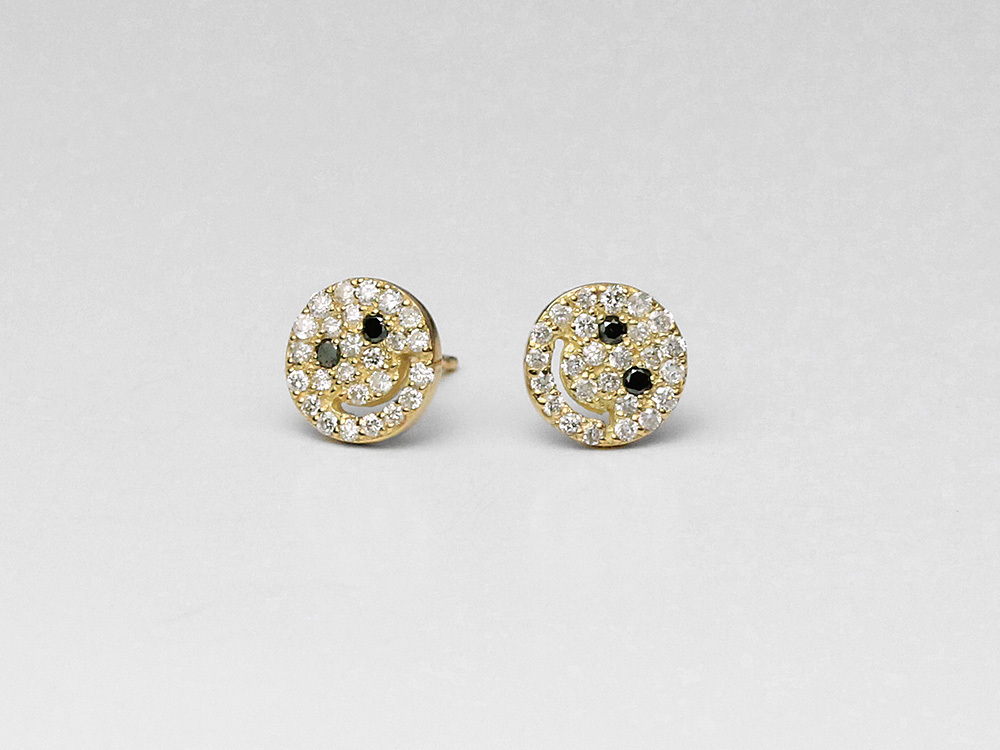 ♡超カワ♡K18マットYG♡スマイリー♡ニコちゃんフェイスピアス♡幸運♡ ピアス 18K スマイル パヴェ ダイヤモンド 片耳販売 ニコちゃん