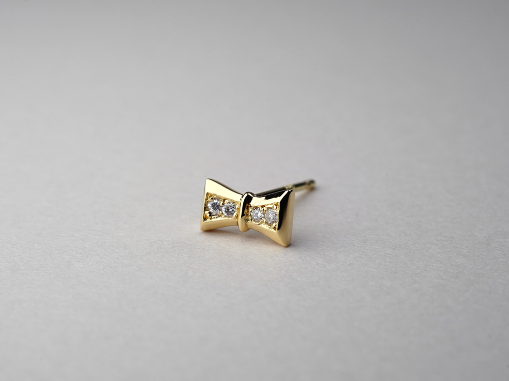 18金　リボンデザイン　ダイヤモンド　14号 K18 ダイヤモンド レゴ リボン ピアス フェミニンで繊細な仕上がりに