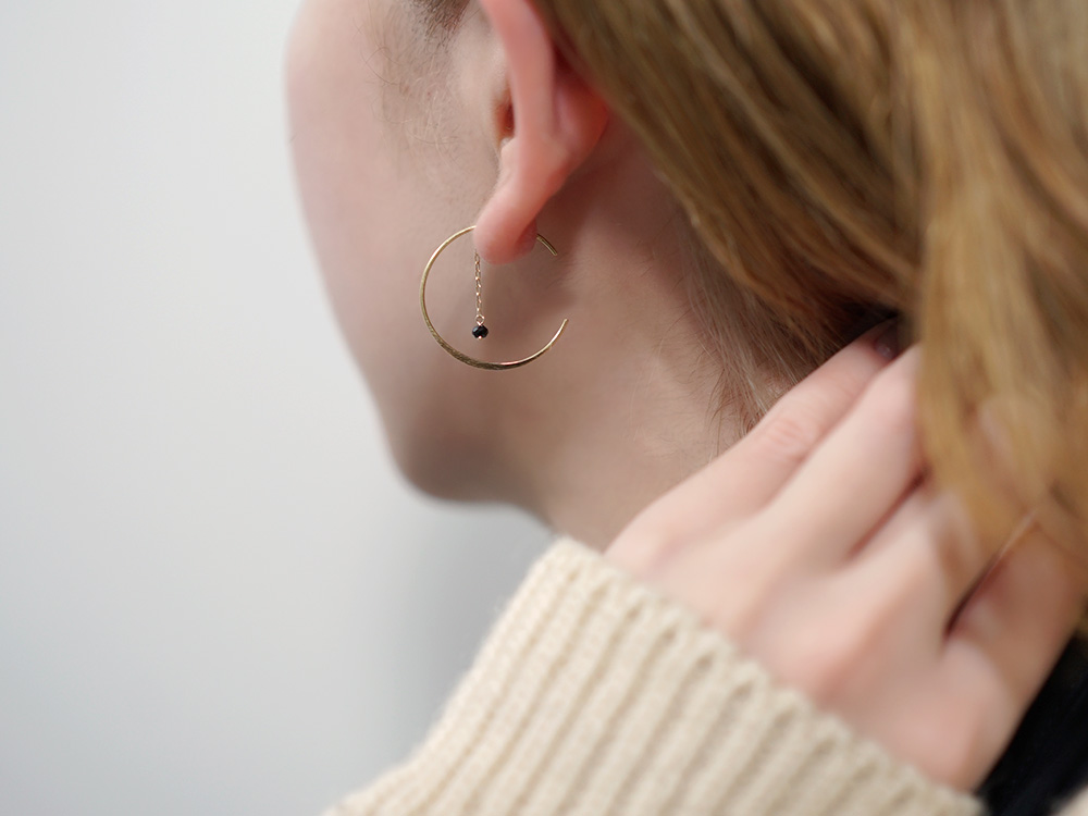 ピアス 18K フープピアス ゆれるピアス ブラックスピネル 揺れるピアス