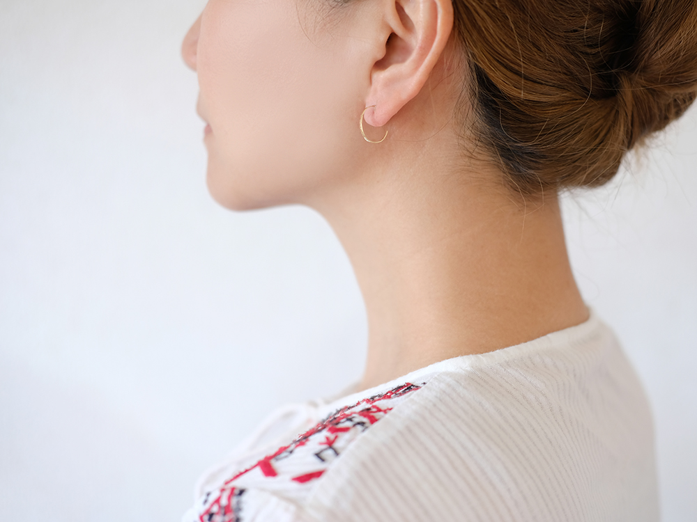 K18 ロック ピアス レディース 女性用 槌目 ハンマーテクスチャー