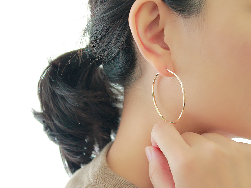 ピアス 18K Nejiri フープ 45 ひかり。地金 18Kピアス レディース 18金