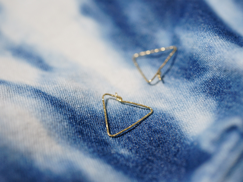 匿名配送　フープピアス レディース　 チタンピアス 　三角形 K18 アロー ショート ピアス 18k 18金 フープピアス レディース