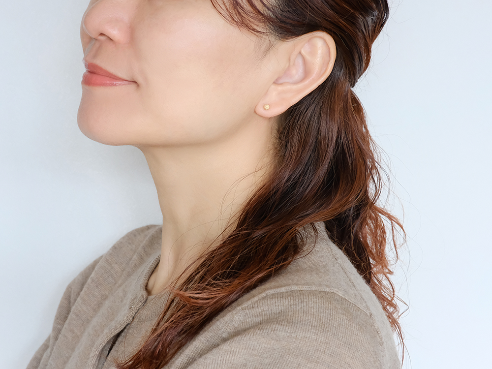 K18 スターダスト スタッドピアス 4mm スターダストで落ち着いた質感に