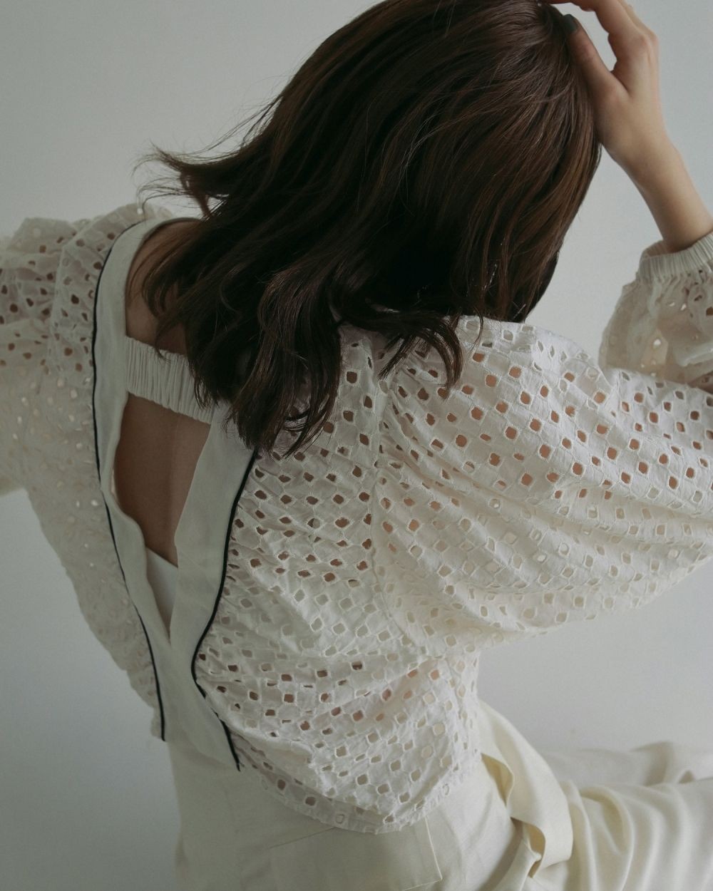 新品タグ付き　anuke アンヌーク ボリュームカットワークブラウス　白　完売 anuke（アンヌーク） (アンヌーク）Volume Cutwork Blouse 即納