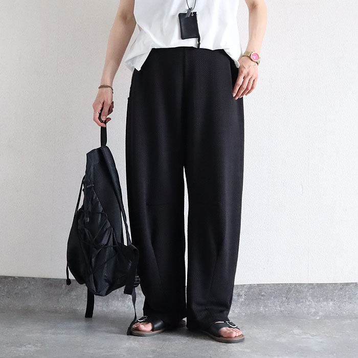 ボトムス レディース カーブパンツ 春 夏 黒 無地 薄手 涼しい おしゃれ 凹凸 エンボス加工 ウエストゴム ポケット付 ^b529^ | uricca | 01
