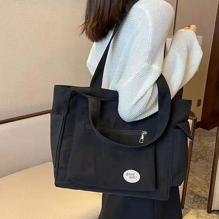 鞄 レディース トートバッグ 黒 白 おしゃれ シンプル ワンポイント ポケット 大容量 軽量 A4 通勤 通学[郵3]^ka-212^ | uricca | 01