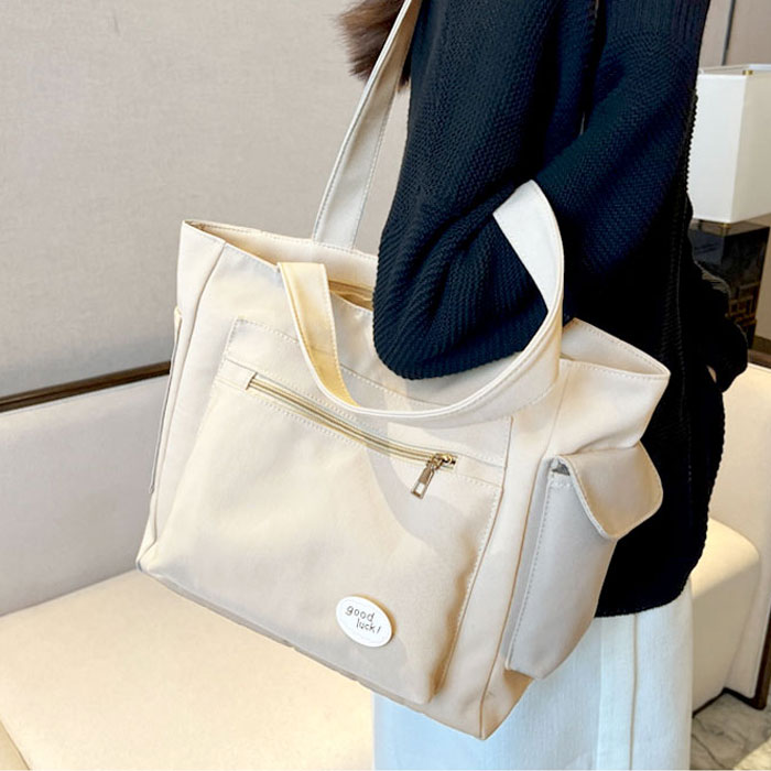 鞄 レディース トートバッグ 黒 白 おしゃれ シンプル ワンポイント ポケット 大容量 軽量 A4 通勤 通学[郵3]^ka-212^ | uricca | 02