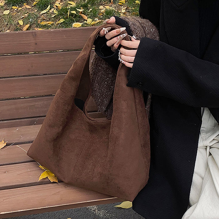 2792円 クーポンで！ 鞄 レディース ハンドバッグ スエード レザー 秋 冬 黒 おしゃれ シンプル 内ポケット 大容量 幅広持ち手 ボタン^ka-214^ | uricca | 02