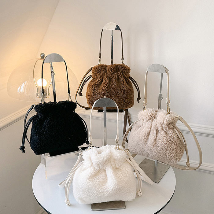 期間限定1596円クーポンで！ 巾着バッグ ショルダーバッグ レディース 秋 冬 黒 白 かわいい 斜めがけ モコモコ ふわふわ 2way シープボア [郵3]^ka-218^ | uricca | 17