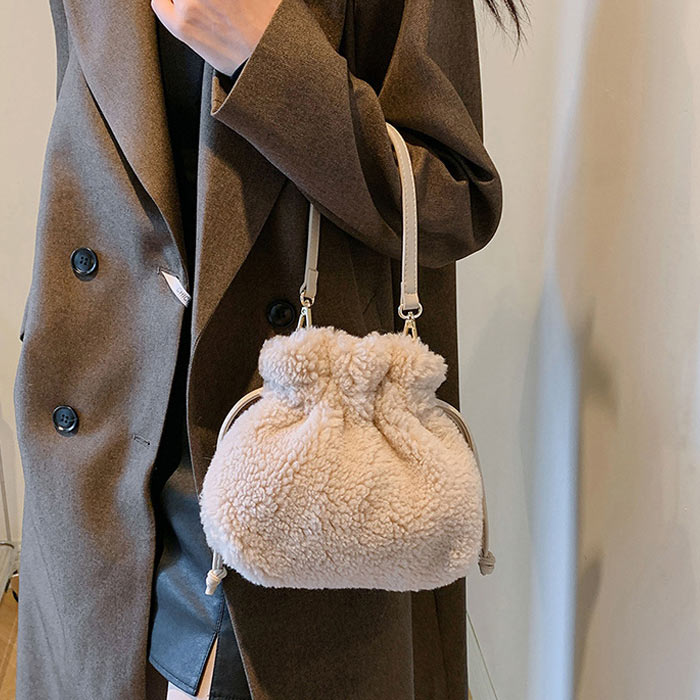 期間限定1596円クーポンで！ 巾着バッグ ショルダーバッグ レディース 秋 冬 黒 白 かわいい 斜めがけ モコモコ ふわふわ 2way シープボア [郵3]^ka-218^ | uricca | 03