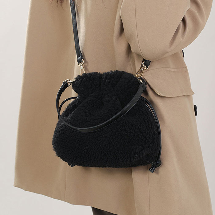 期間限定1596円クーポンで！ 巾着バッグ ショルダーバッグ レディース 秋 冬 黒 白 かわいい 斜めがけ モコモコ ふわふわ 2way シープボア [郵3]^ka-218^ | uricca | 02