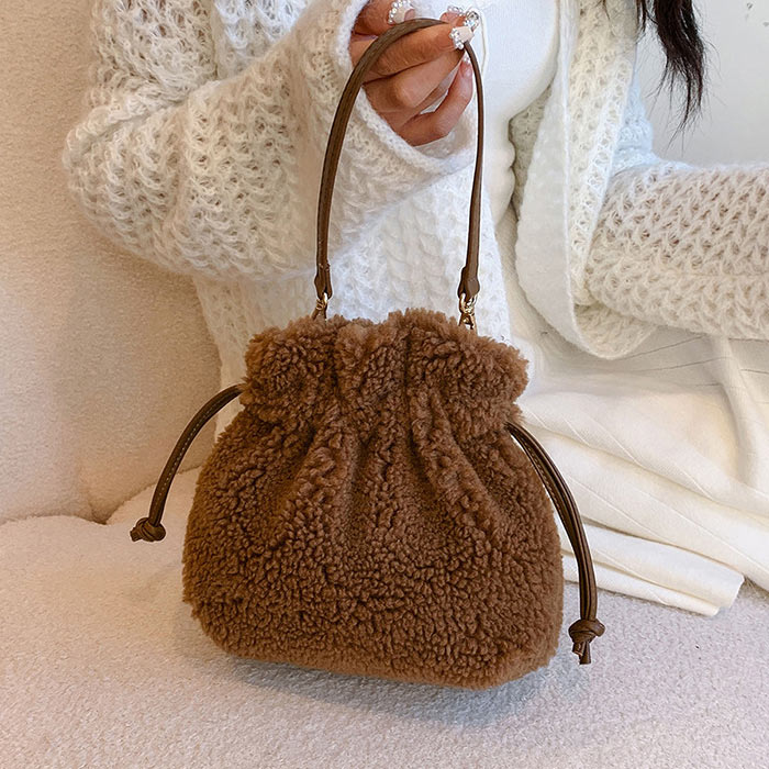 期間限定1596円クーポンで！ 巾着バッグ ショルダーバッグ レディース 秋 冬 黒 白 かわいい 斜めがけ モコモコ ふわふわ 2way シープボア [郵3]^ka-218^ | uricca | 01