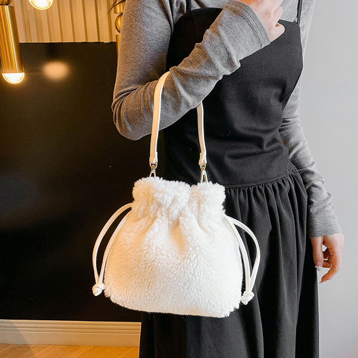 期間限定1596円クーポンで！ 巾着バッグ ショルダーバッグ レディース 秋 冬 黒 白 かわいい 斜めがけ モコモコ ふわふわ 2way シープボア [郵3]^ka-218^ | uricca | 04